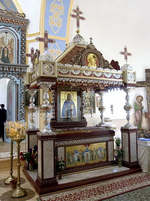 Рака с сенью над мощами свщмч. Константина в Воскресенском храме г. Дисна.jpg